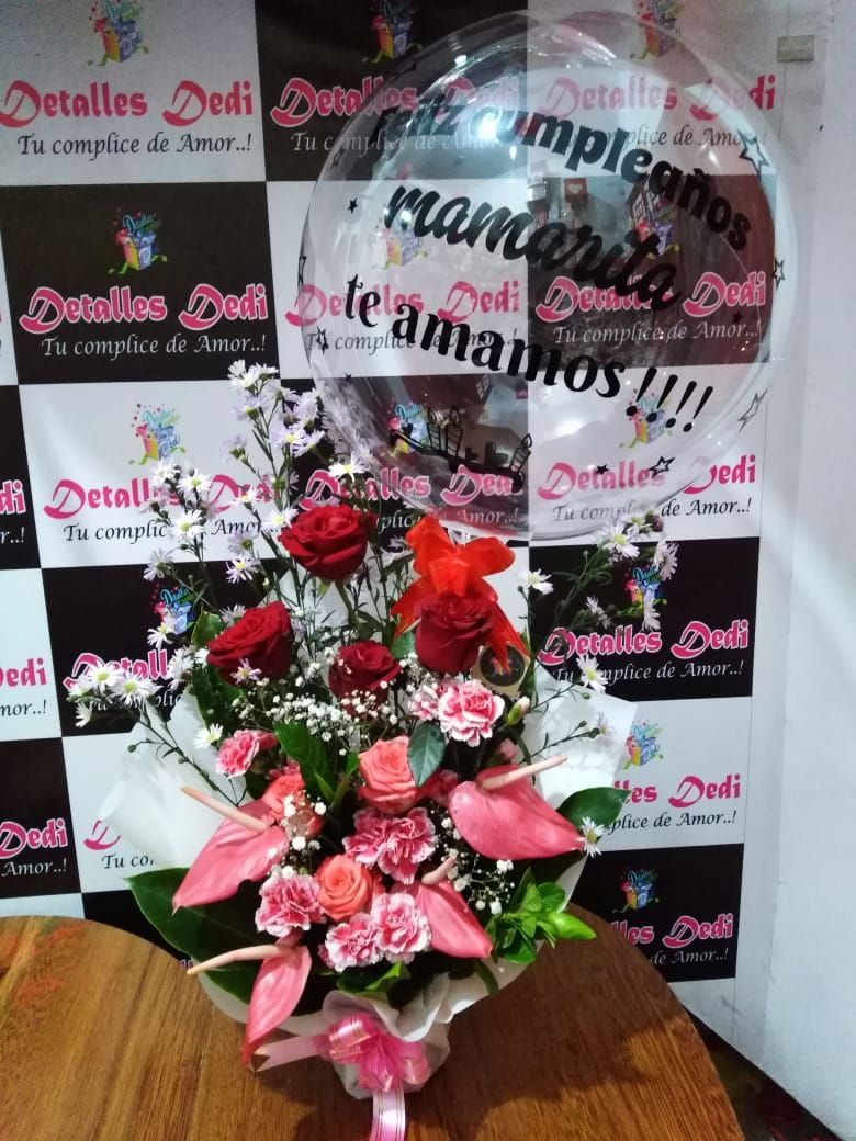 Arreglo floral con globo burbuja